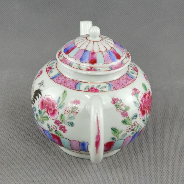 Bule em Porcelana, réplica do período Yongzheng / Qianlong