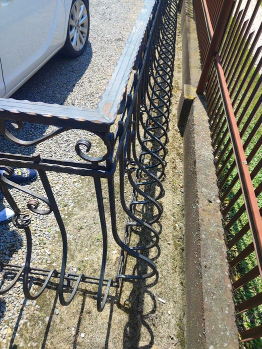 Barierka balkonowa kuta – metalowa, ozdobna.