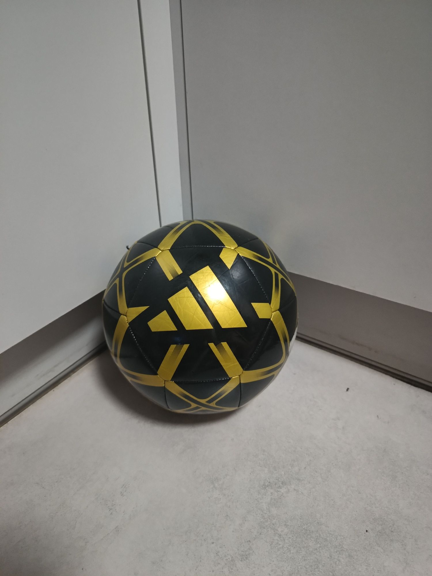 Piłka nożna adidas Starlancer Club IP1650.