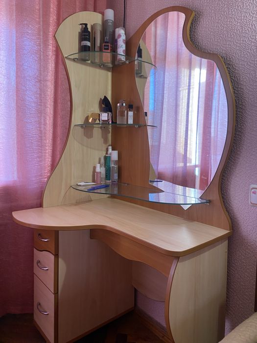 Туалетний столик з дзеркалом та 2 тумби