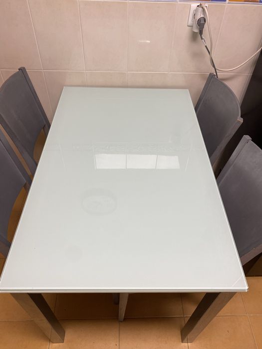 Mesa e cadeiras de cozinha