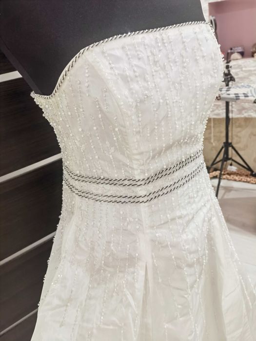 Весільна сукня нова, усипана біссером