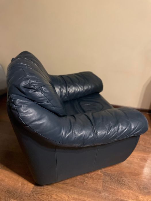 FOTEL z  IKEA  skóra świńska naturalna KOLOR GRANATOWY .