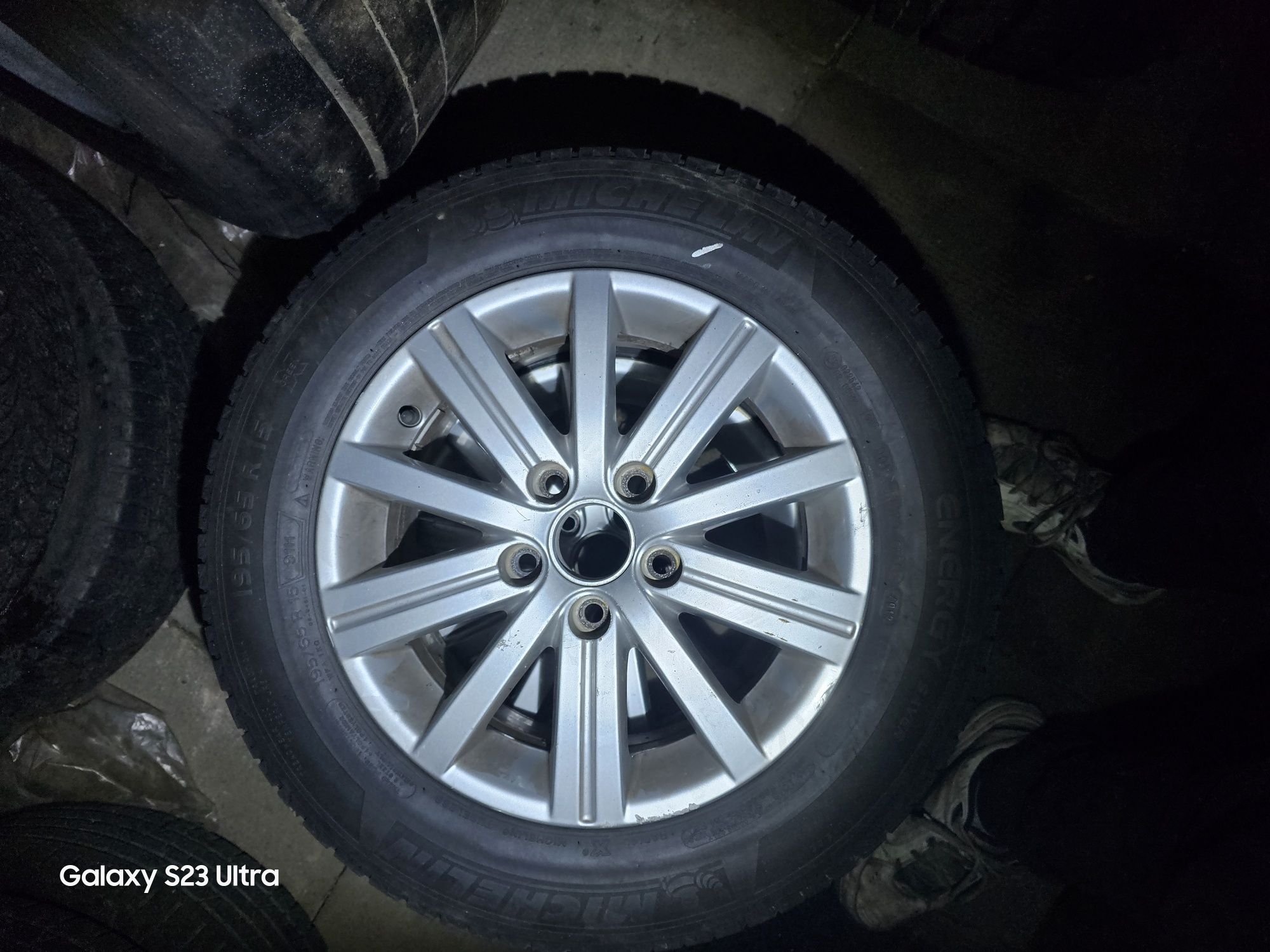 Felgi aluminiowe z oponami letnimi volkswagen Passat 5x112 r15