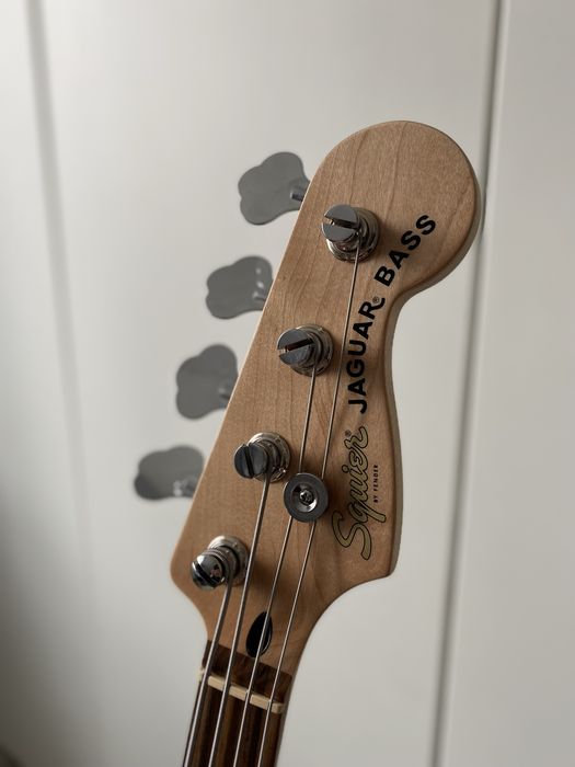 Bas elektryczny Squier Jaguar – czarno-platynowy