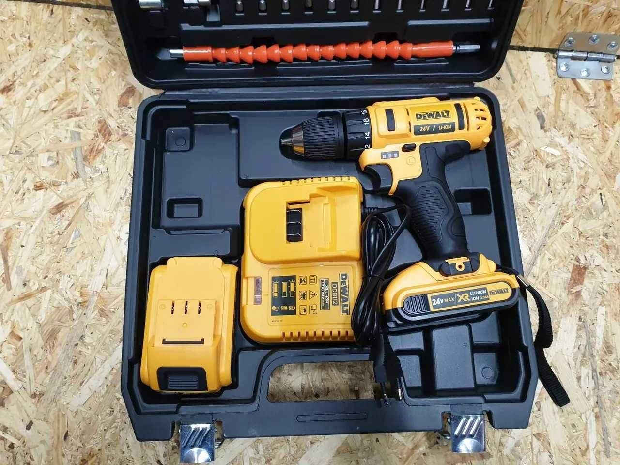 Акумуляторний шуруповерт Dewalt з DFR патроном та набором. Шурупокрут