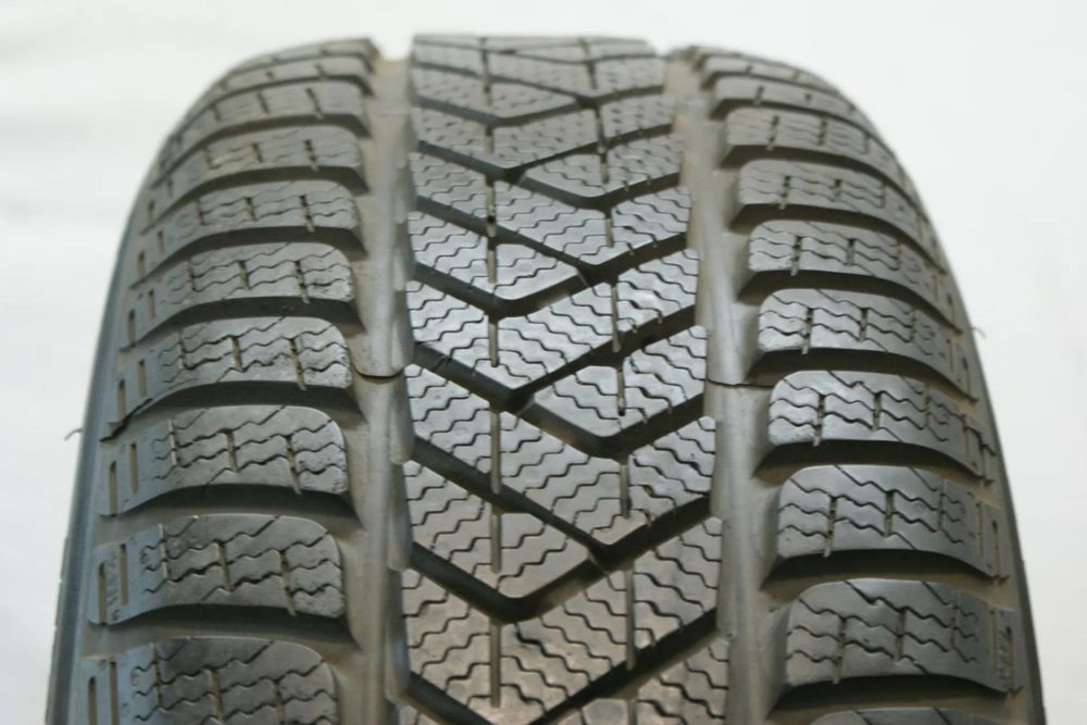 205/60R16 PIRELLI WINTER SOTTOZERO 3 , 6,5mm 19130