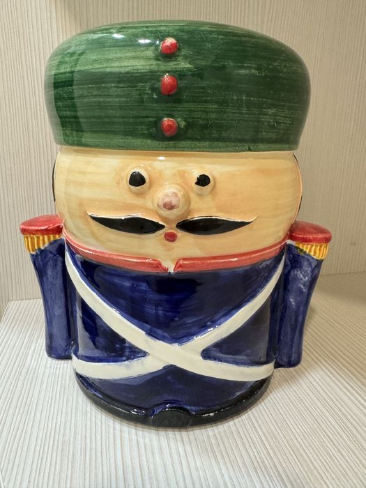 Велика  керамічна скарбничка у формі іграшкового солдатика.