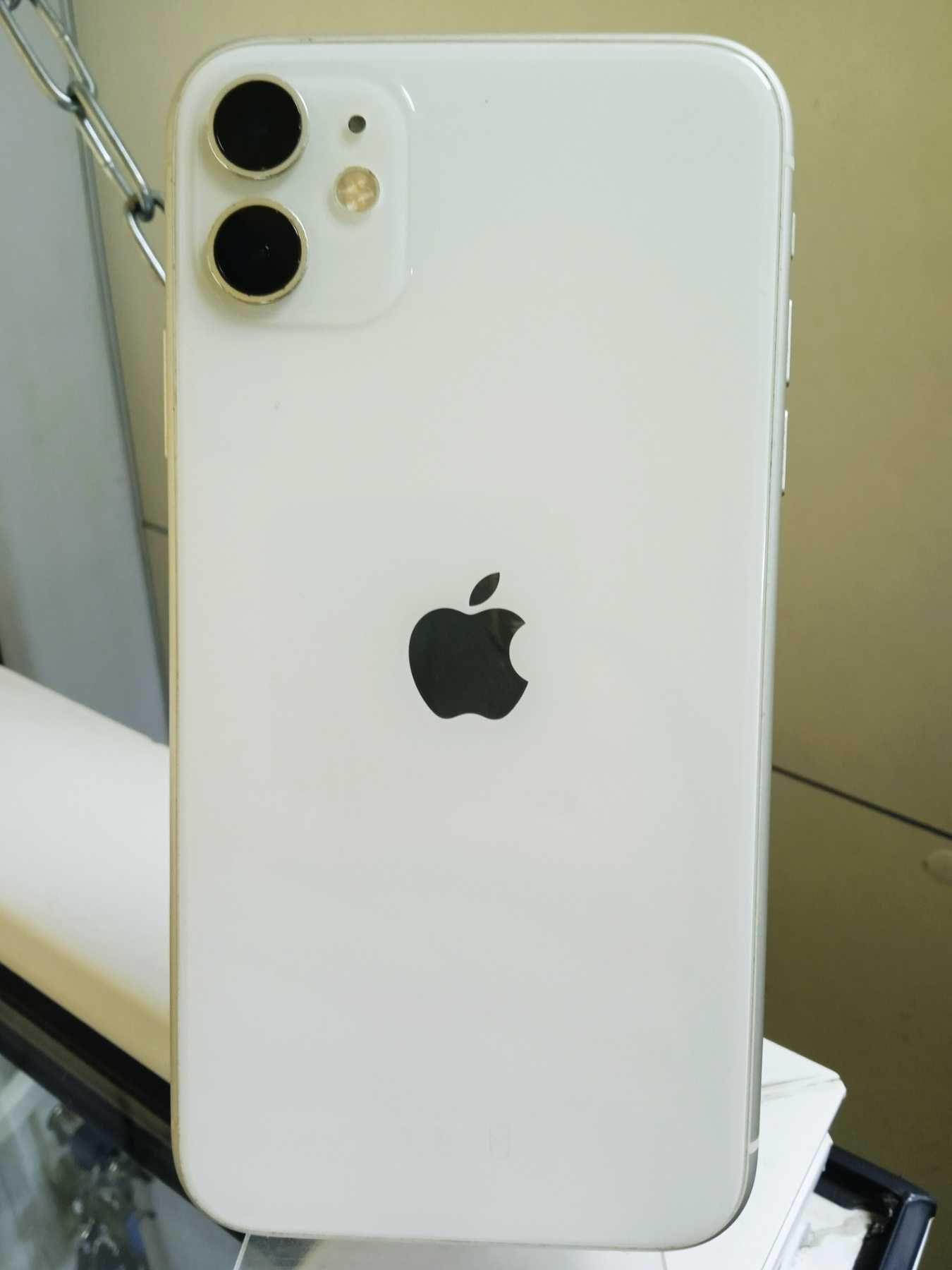 Мобільний телефон Apple iPhone 11 64Gb