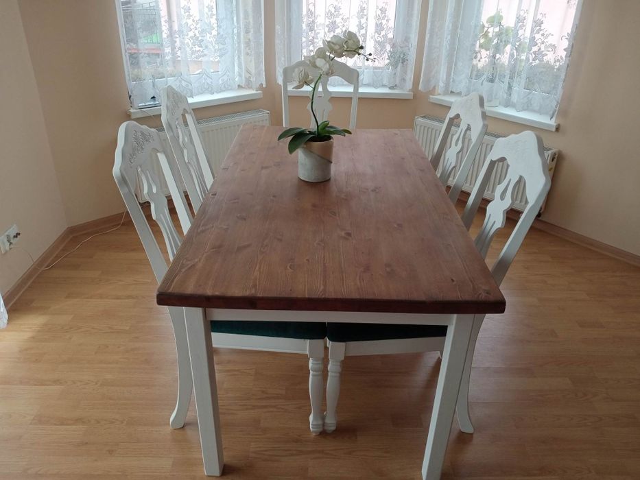 Stół z krzesłami po stylizacji