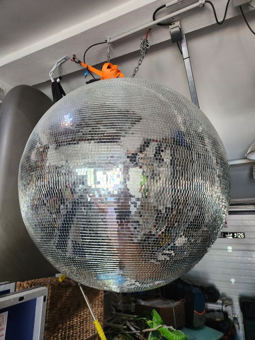 Bola espelhos com 1 metro de diâmetro