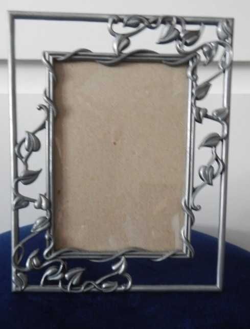 Srebrna metalowa ramka na zdjęcie z ornamentem 16 x 14 cm