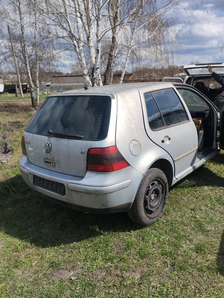 Ляда гольф 4 сірого кольору 1.8 т