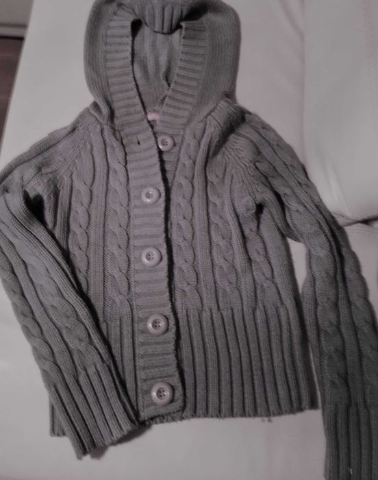 Zapinany na guziki ciepły, krótki sweter z kapturem