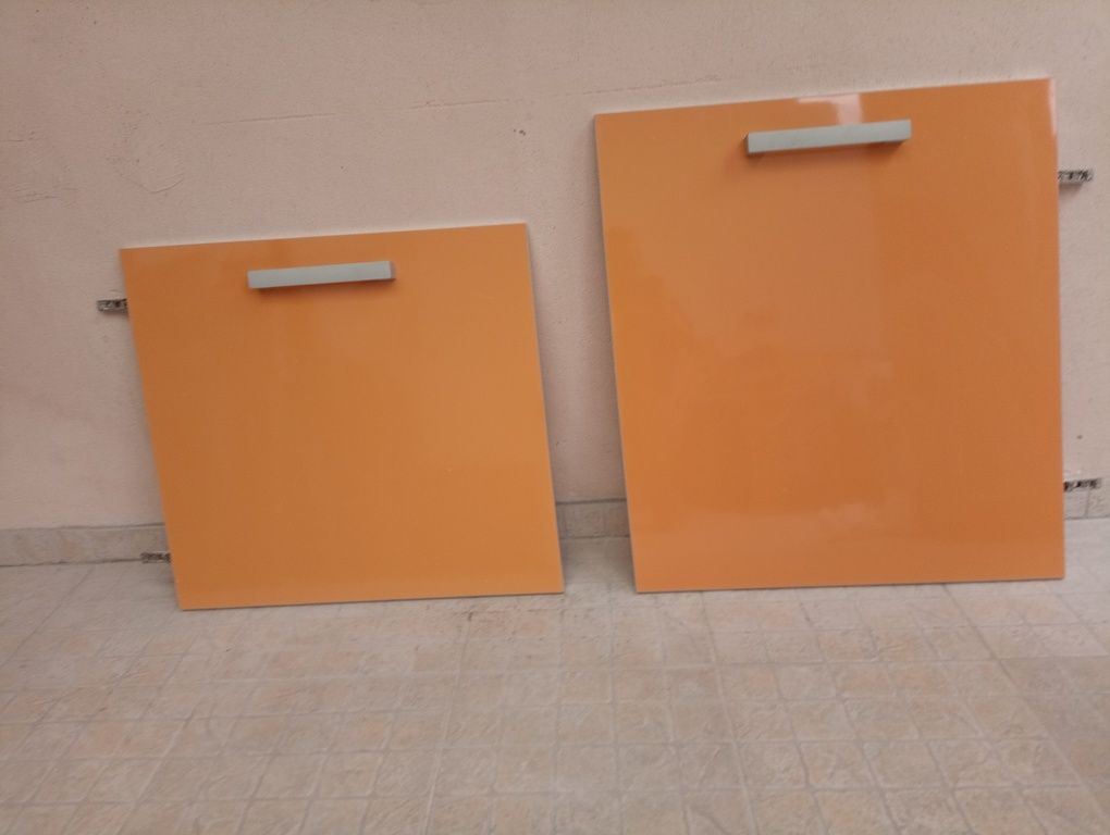Portas, gavetas de cozinha e 2 armários suspensos
