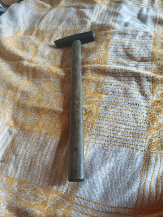 Młotek z trzonkiem drewnianym