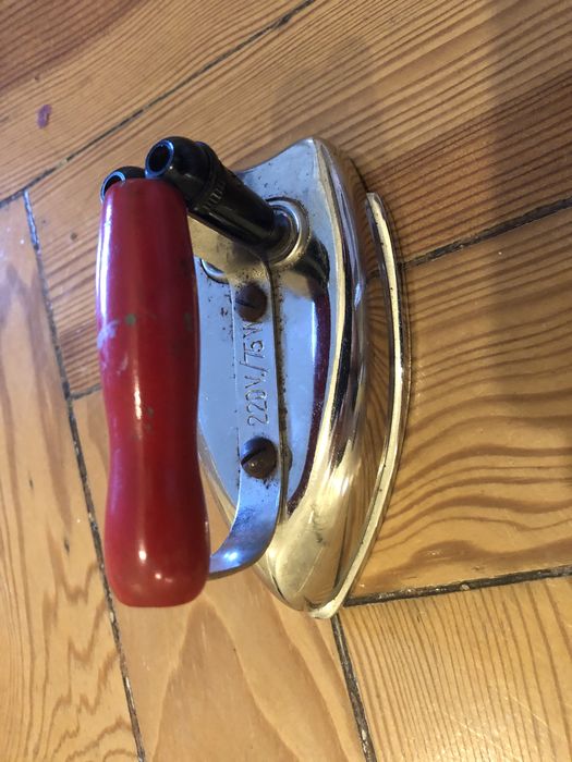 Ferro de engomar de viagem antigo