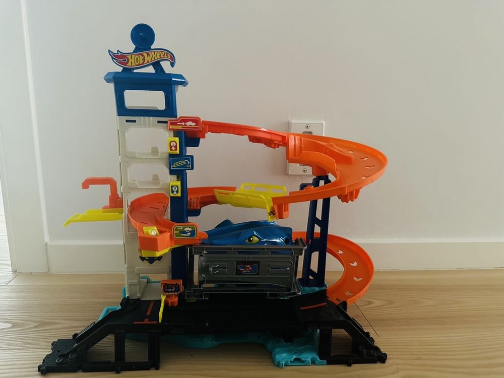 Garagem hot wheels city tubarao