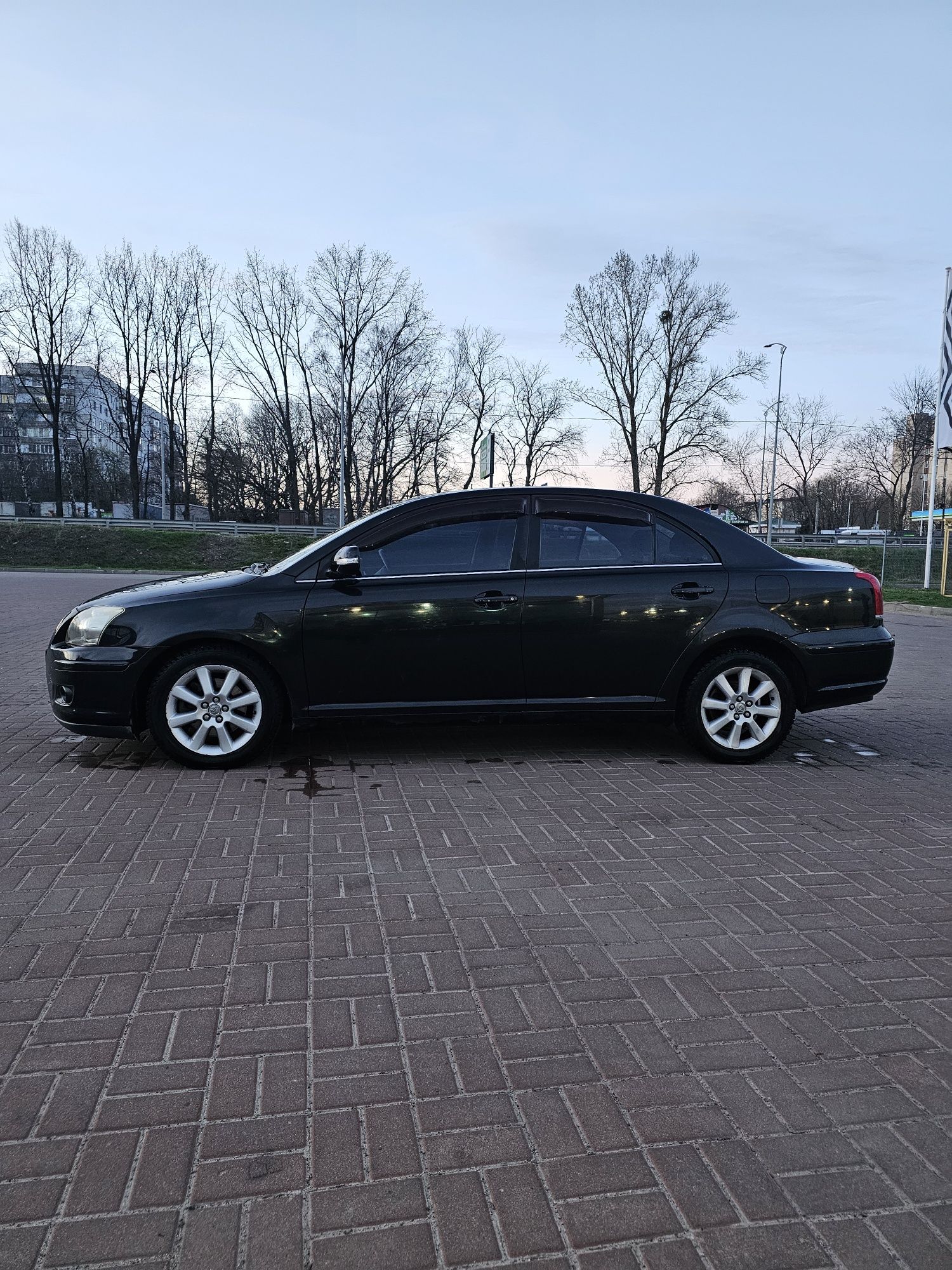 Toyota Avensis. Офіційне авто Тойота