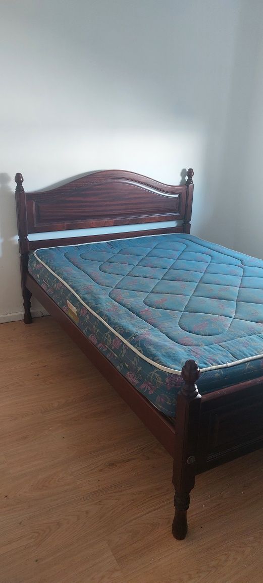 Vendo cama casal c/colchão 1,8mx1,30m