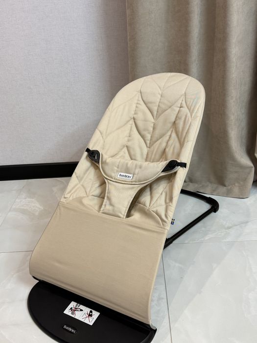 Крісло-шезлонг BabyBjorn Balance Bliss Petal Quilt Sand Grey