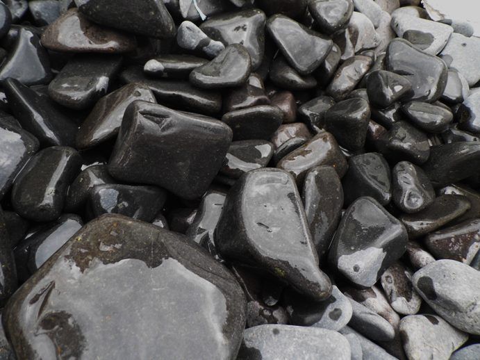 Otoczak grafitowy bazaltowy, otoczak czarny, ciemny kamień do ogrodu