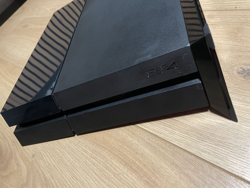 konsola playstation 4 fat + 2 pady + stacja ladujaca + the last of us