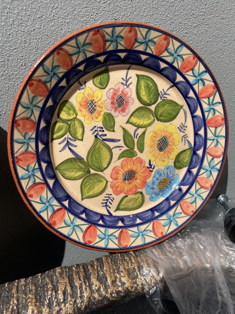 Quatro pratos decorativos