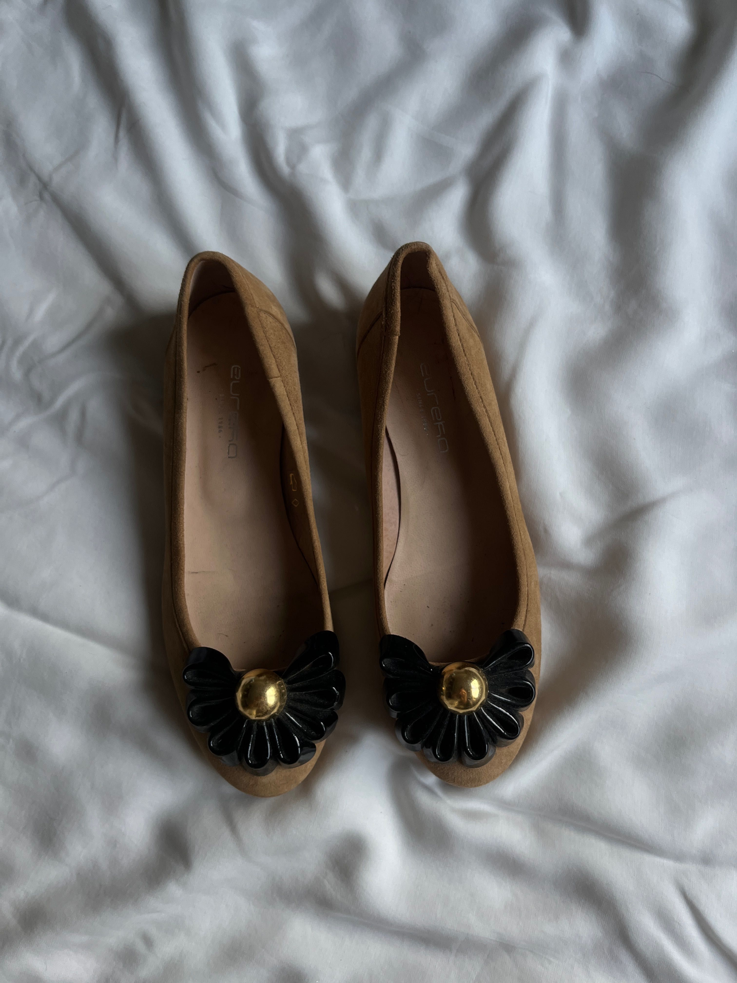 Bailarinas camel Eureka com flor preta e dourada