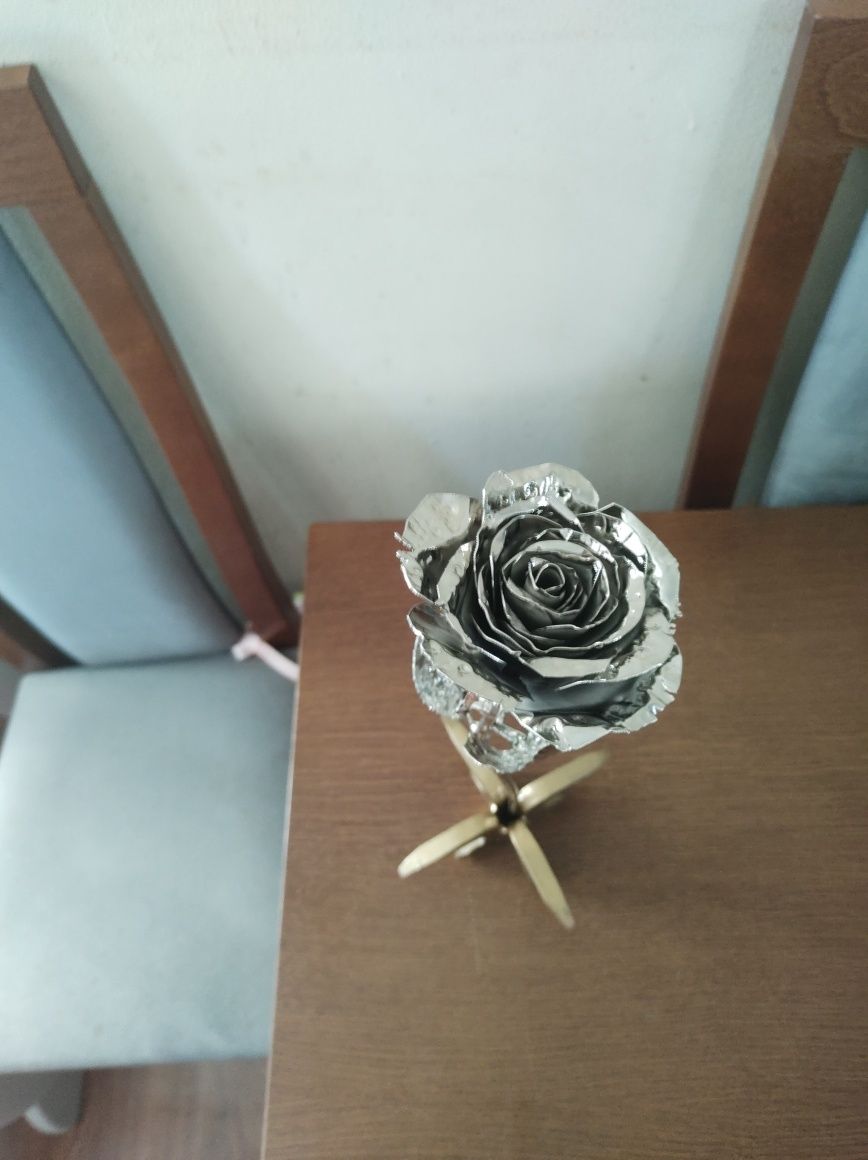 Wieczna Róża z metalu
