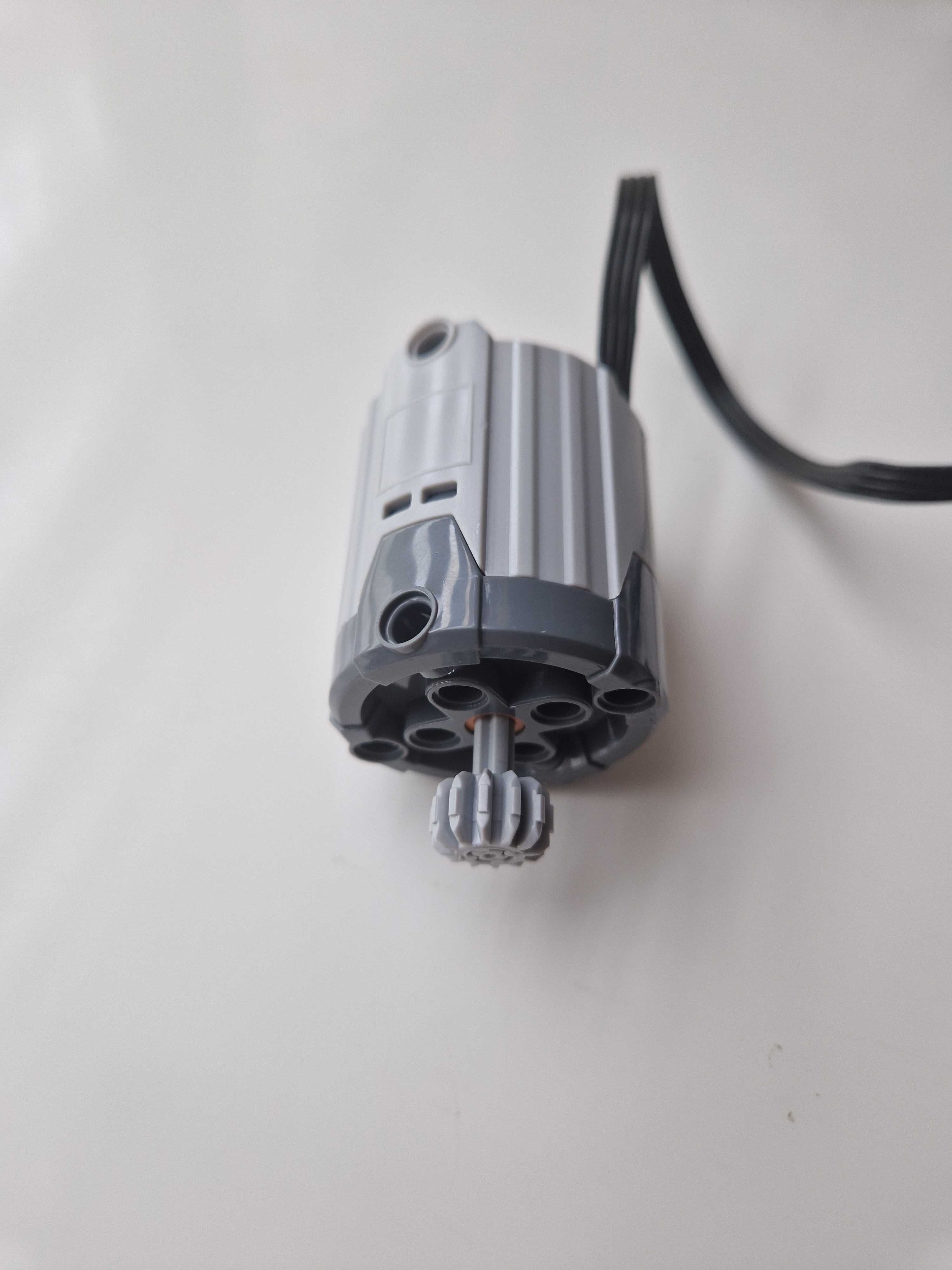 3 Silniki(M, L, i XL) do Lego Technic + pojemnik na baterie.