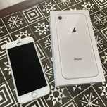 iPhone 8 64GB, biały, w pełni sprawny lecz pęknięte plecki