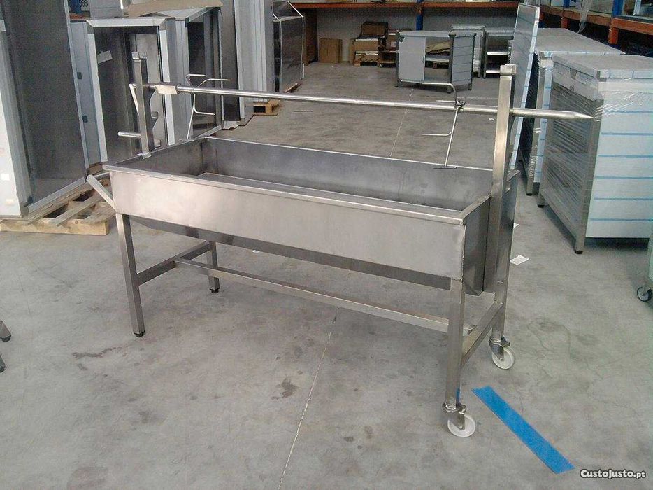 Assador de porco no espeto