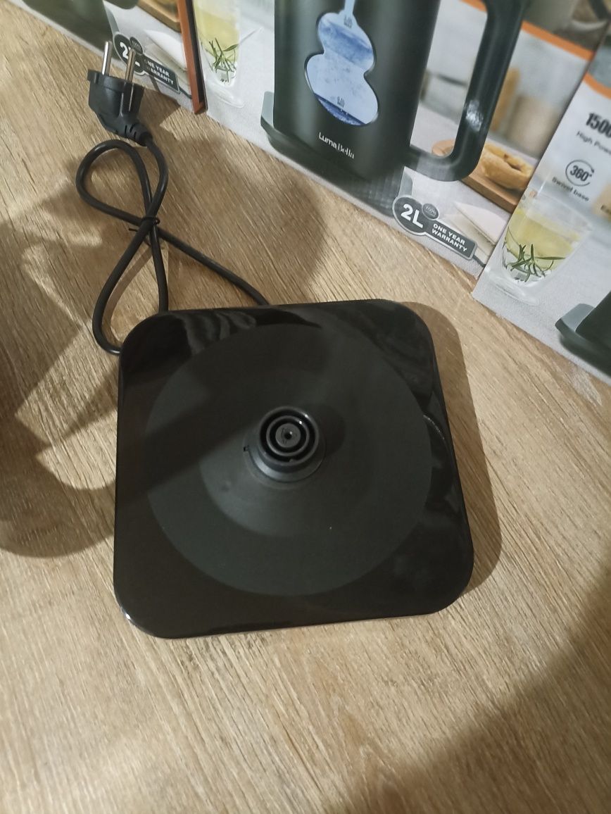 Якісний з підсвічуванням електрочайник 1500W