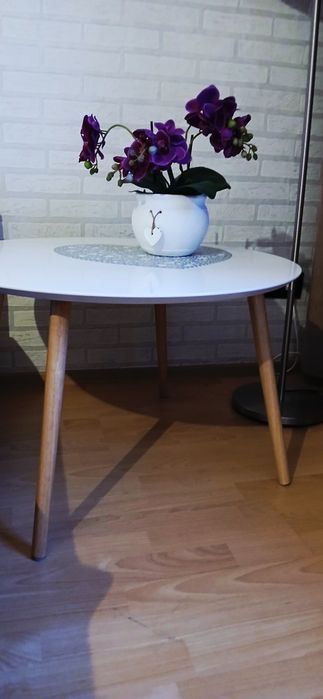 Stoliczek/ława biała z połyskiem i drewnianymi nóżkami