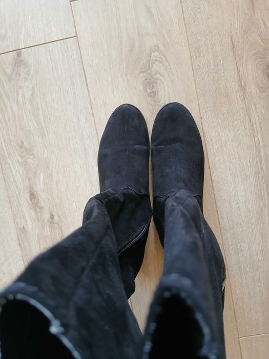 Високі чоботи із замші з широким голянищем