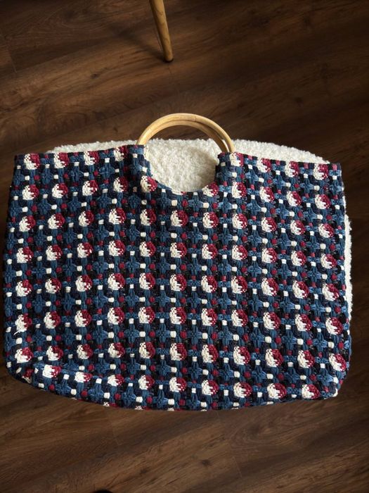Вʼязана сумка з деревʼяними ручками