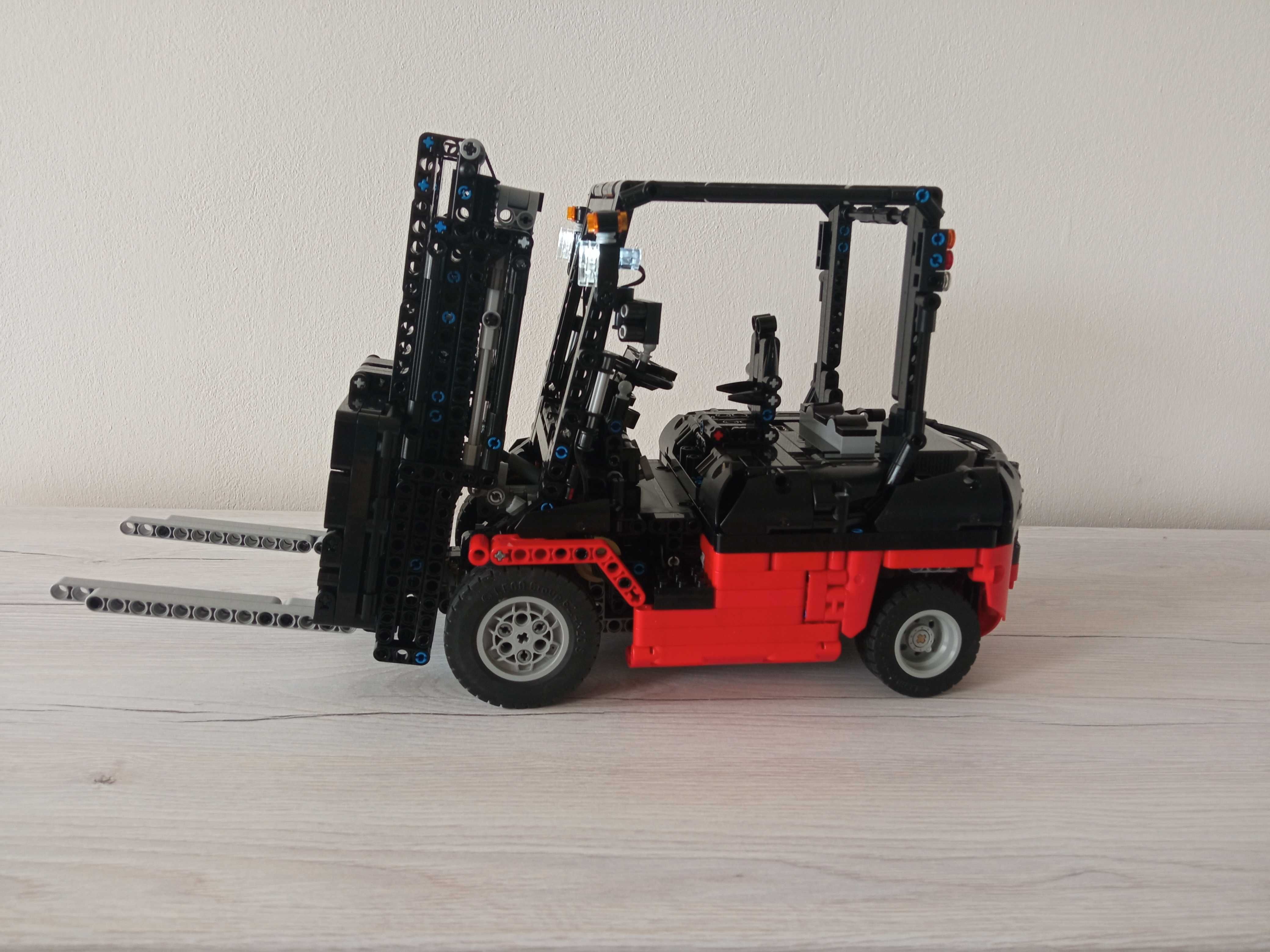 LEGO Technic MOC Custom Forklift Mk II by KevinMoo