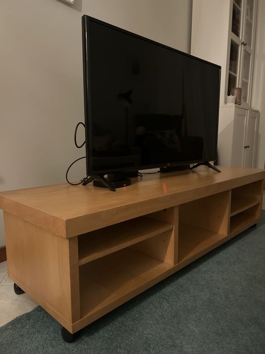 Móvel de TV com rodas