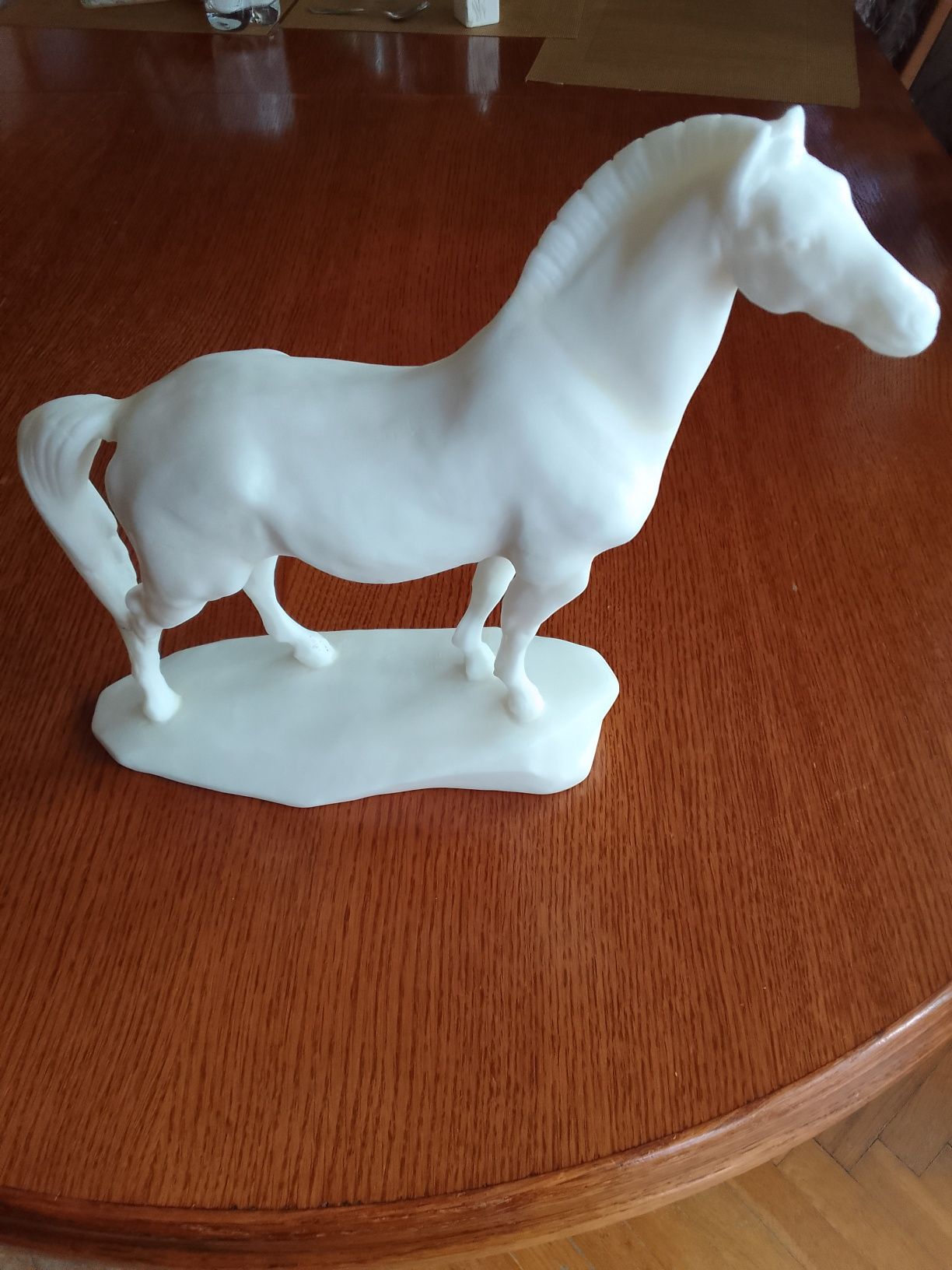 Zabytkowa rzeźba koń z alabastru