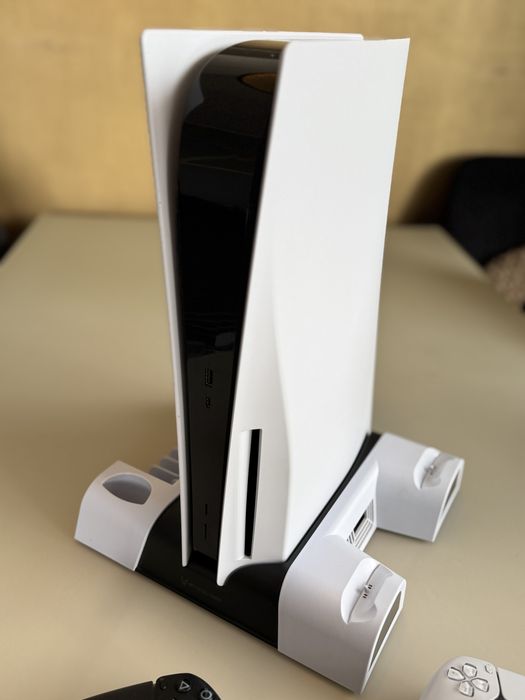 PlayStation 5 z napędem + 2 pady + stacja chłodząca z ładowaniem