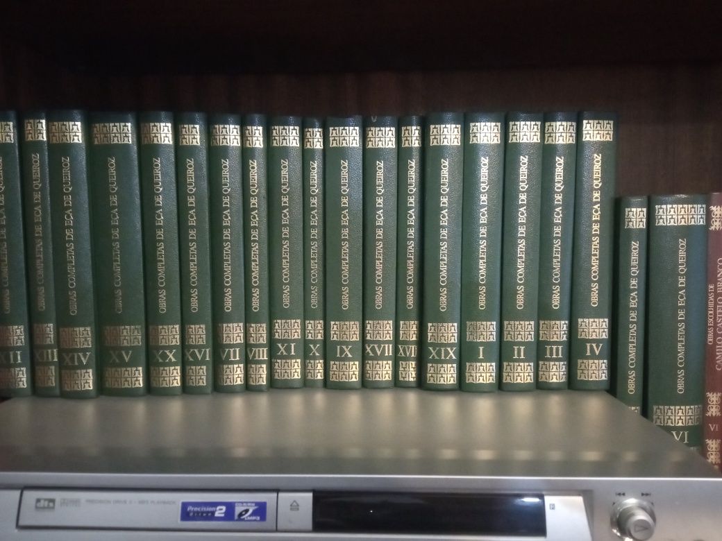 Obras completas de Eça de Queirós e de Camilo castelo branco.