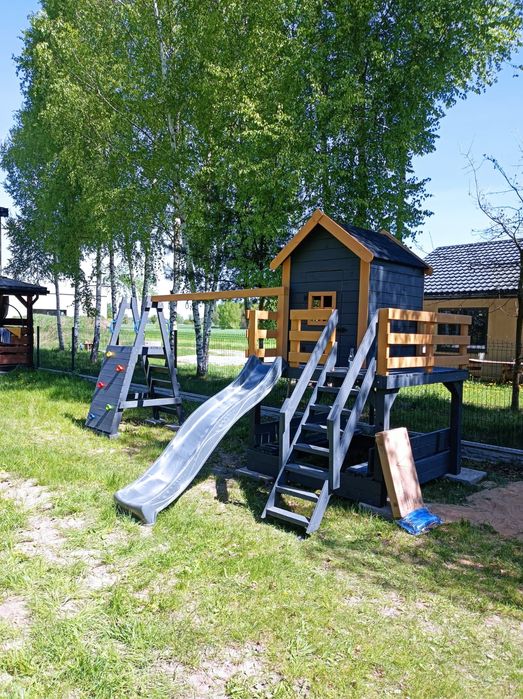 Domek z huśtawka i zjeżdżalnia