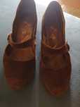 Sapatos castanhos de camurça
