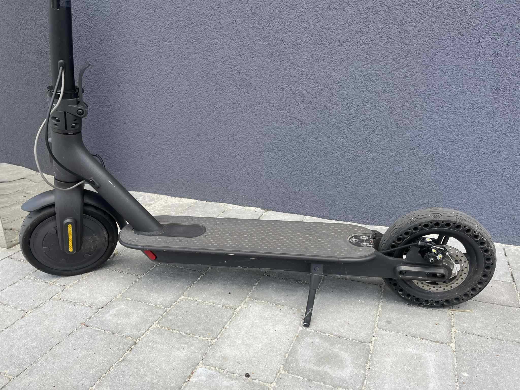 Hulajnoga elektryczna XIAOMI  essential czarna