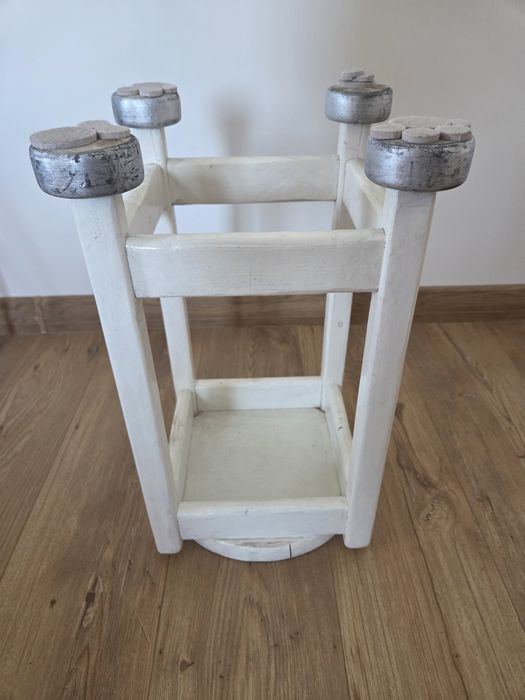 Biały drewniany taboret stolik PRL loft