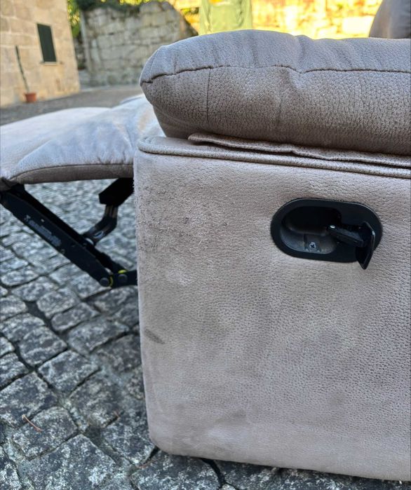 Sofá beje acinzentado de 3 lugares