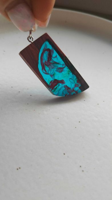Unikalny wisiorek z drewna Padouk i żywicy epoksydowej, wielokolorowe