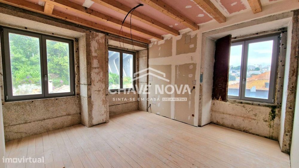 Prédio Parcialmente Remodelado na zona da Ribeira, Porto