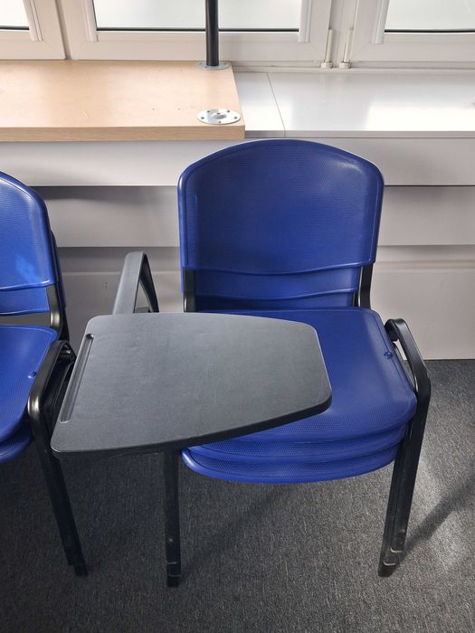 Krzesła ISO plastikowe dobry stan z blatami podnoszonymi lub bez Tanio